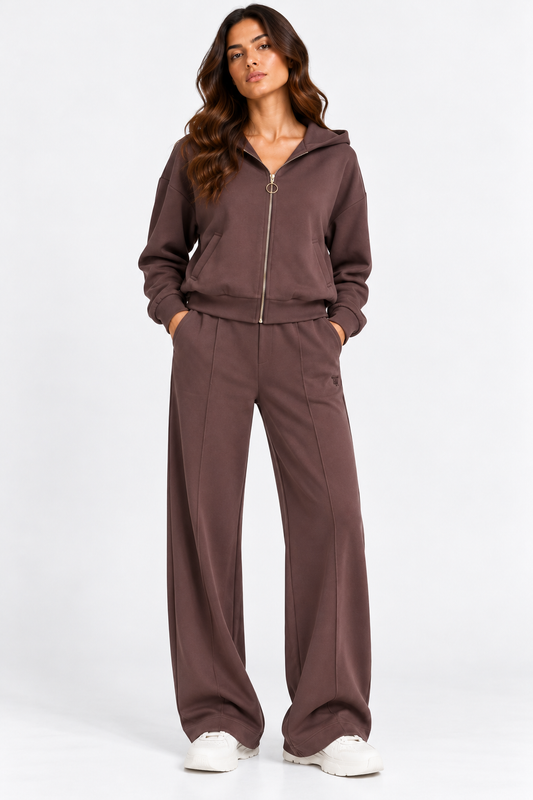 Tuta donna Pam Tiffosi color cioccolato indossata, vista frontale con felpa con zip e pantaloni wide leg