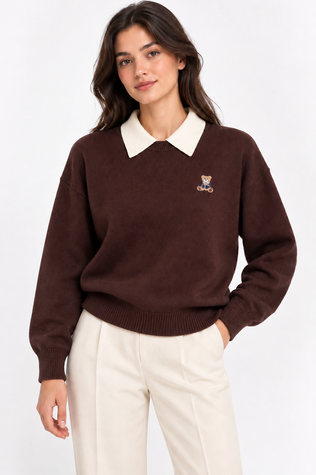 Maglione donna Teddy cioccolato, indossato frontalmente, con colletto panna, ricamo orsetto e polsini a costine.
