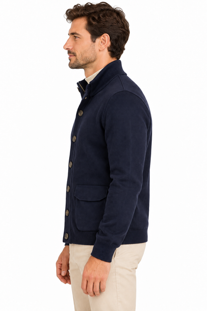 Cardigan uomo Moro 500 blu scuro indossato di lato, con collo rialzato, maniche lunghe e polsini a costine.
