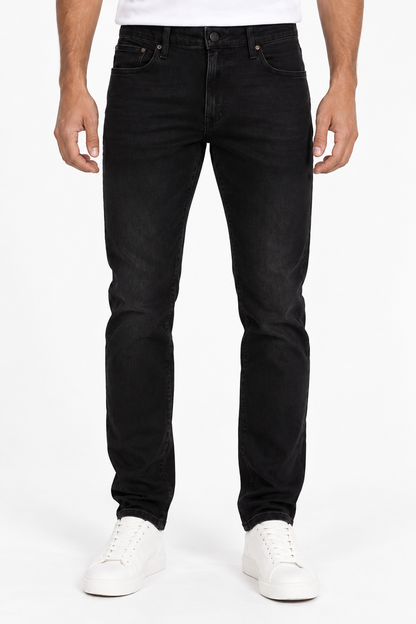 Jeans uomo neri Tiffosi Dylan_121 slim fit con gamba affusolata, vista frontale indossata con t-shirt bianca e sneakers.