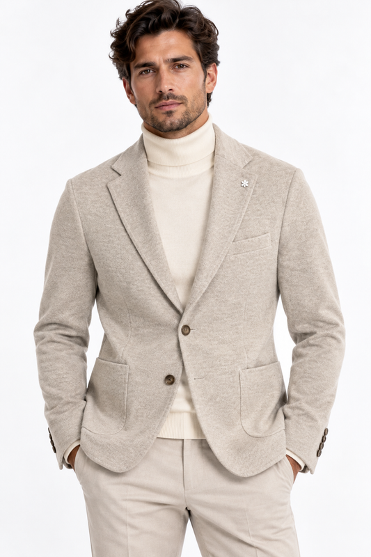 Giacca uomo in maglia beige con revers, chiusura a due bottoni e tasche a toppa, vista frontale indossata.