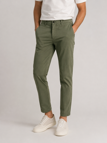 Pantalone twill uomo verde militare – vista frontale indossato da modello - cotone elasticizzato 97% cotone 3% elastene, made in Italy – Frarò
