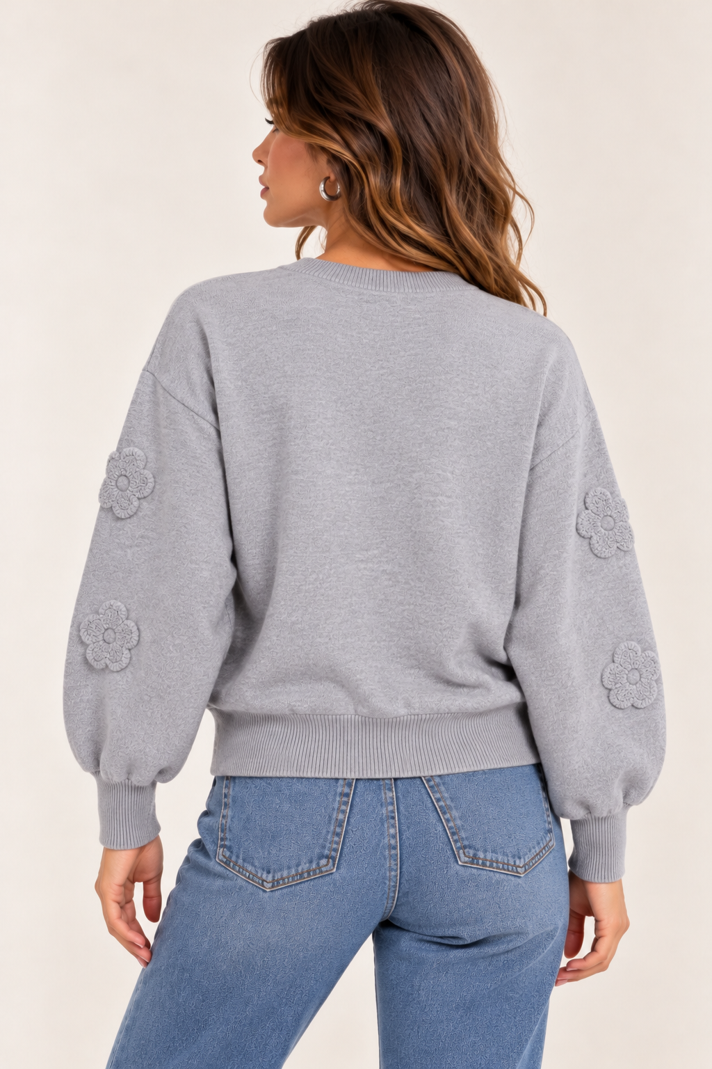 Maglia donna 622 Bluoltre grigia, indossata, vista posteriore con spalla scesa e fondo a costine