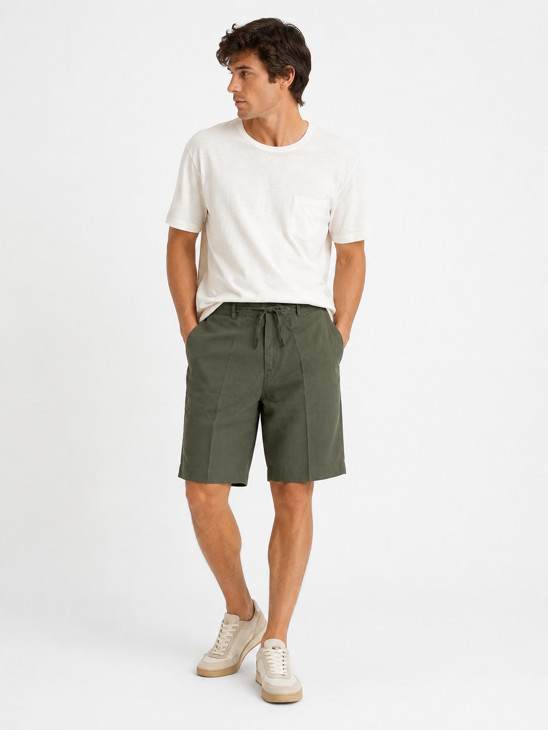Bermuda uomo lino e Tencel verde militare  - total look indossato - con t-shirt in panna - Made in Italy – Frarò Shop