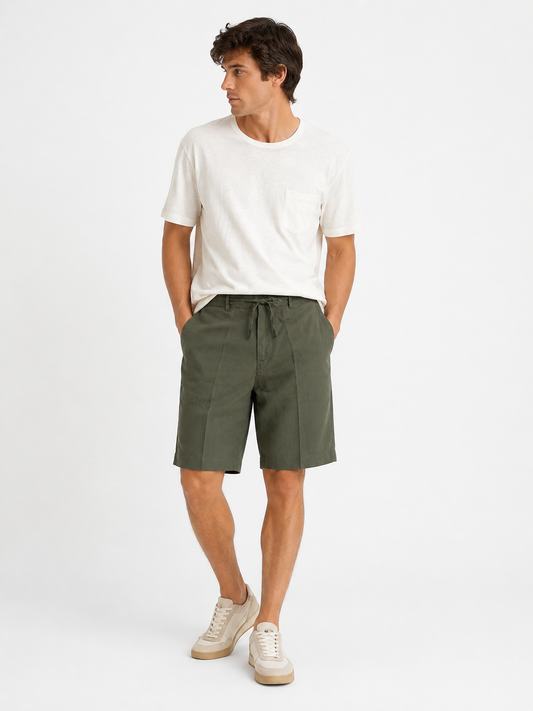 Bermuda uomo lino e Tencel verde militare  - total look indossato - con t-shirt in panna - Made in Italy – Frarò Shop