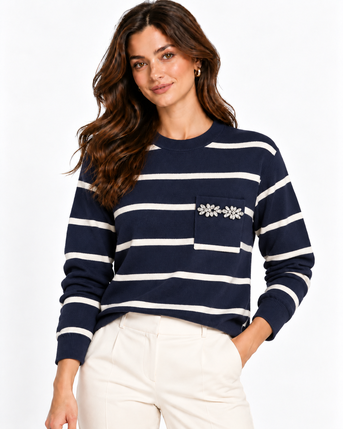 Maglia donna 458 blu a righe chiare, indossata frontalmente, con girocollo e taschino decorato con applicazioni floreali luminose.