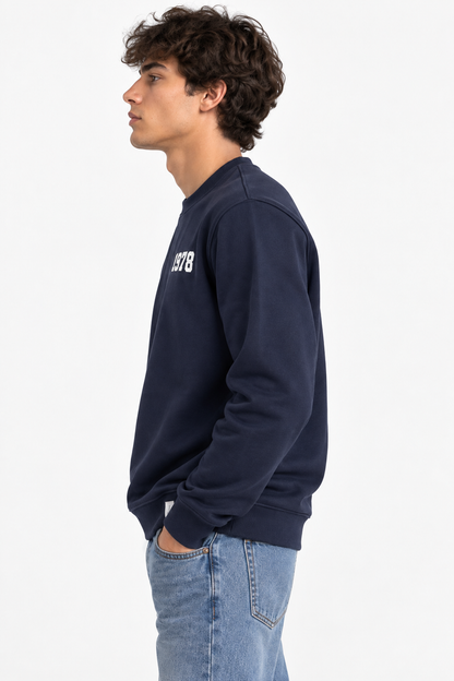 Felpa uomo Filipe Tiffosi blu navy vista di profilo, con girocollo, manica lunga, fondo elasticizzato e ricamo “1978” sul petto.