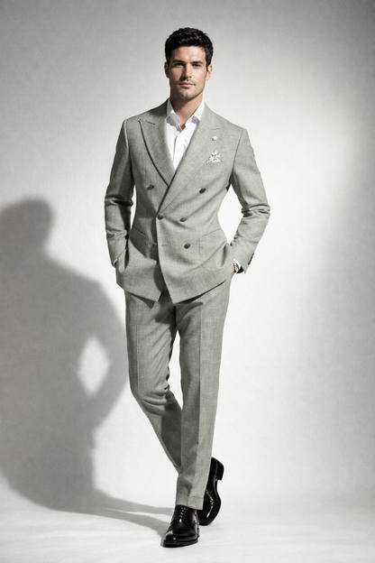 Abito uomo doppio petto sartoriale verde fiammato — dettaglio completo giacca e pantalone, trama fiammata effetto lino, collezione estate Made in Italy