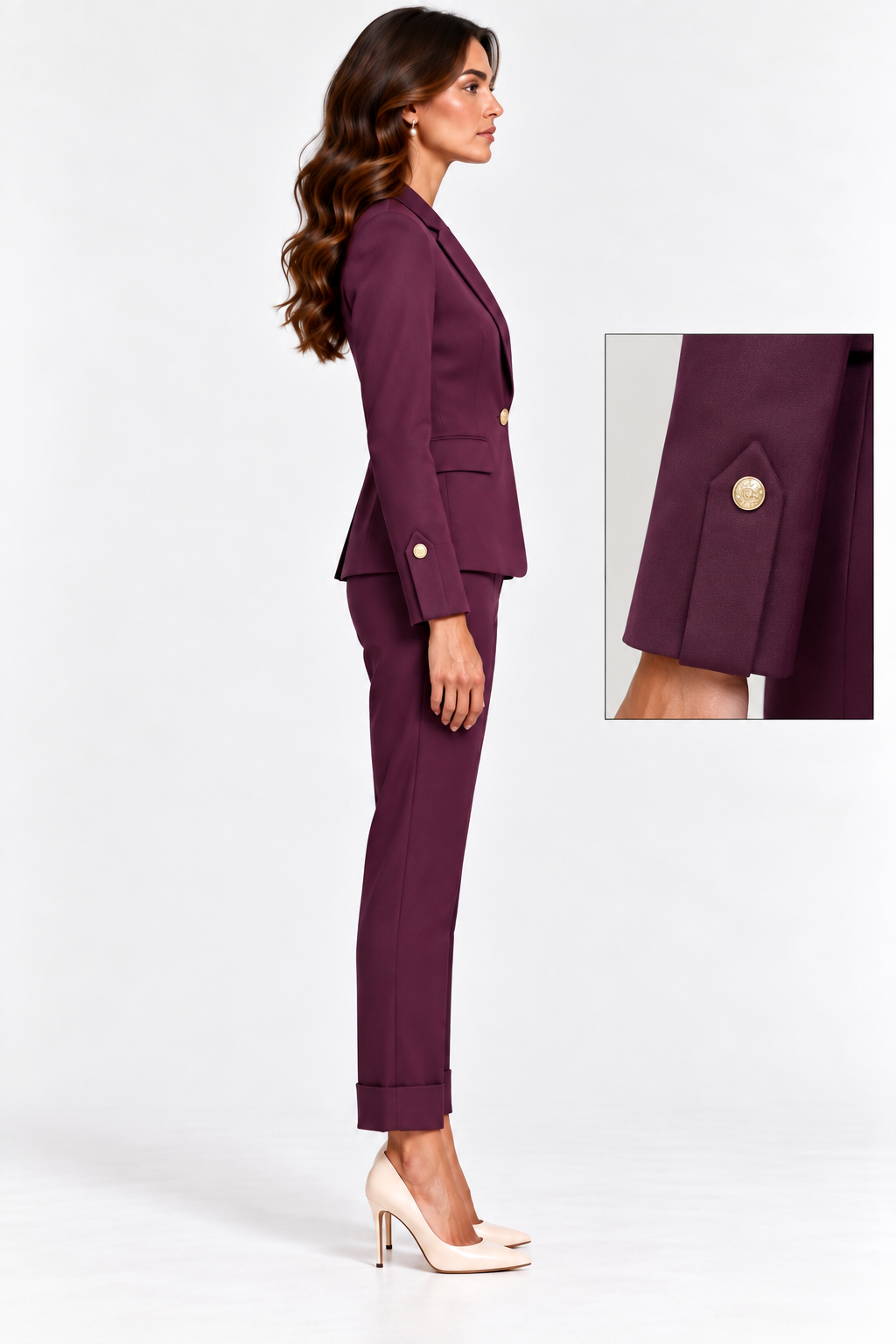 Tailleur donna Aletta bordeaux indossato, vista laterale con dettaglio ingrandito dell’aletta al polso e del bottone dorato.