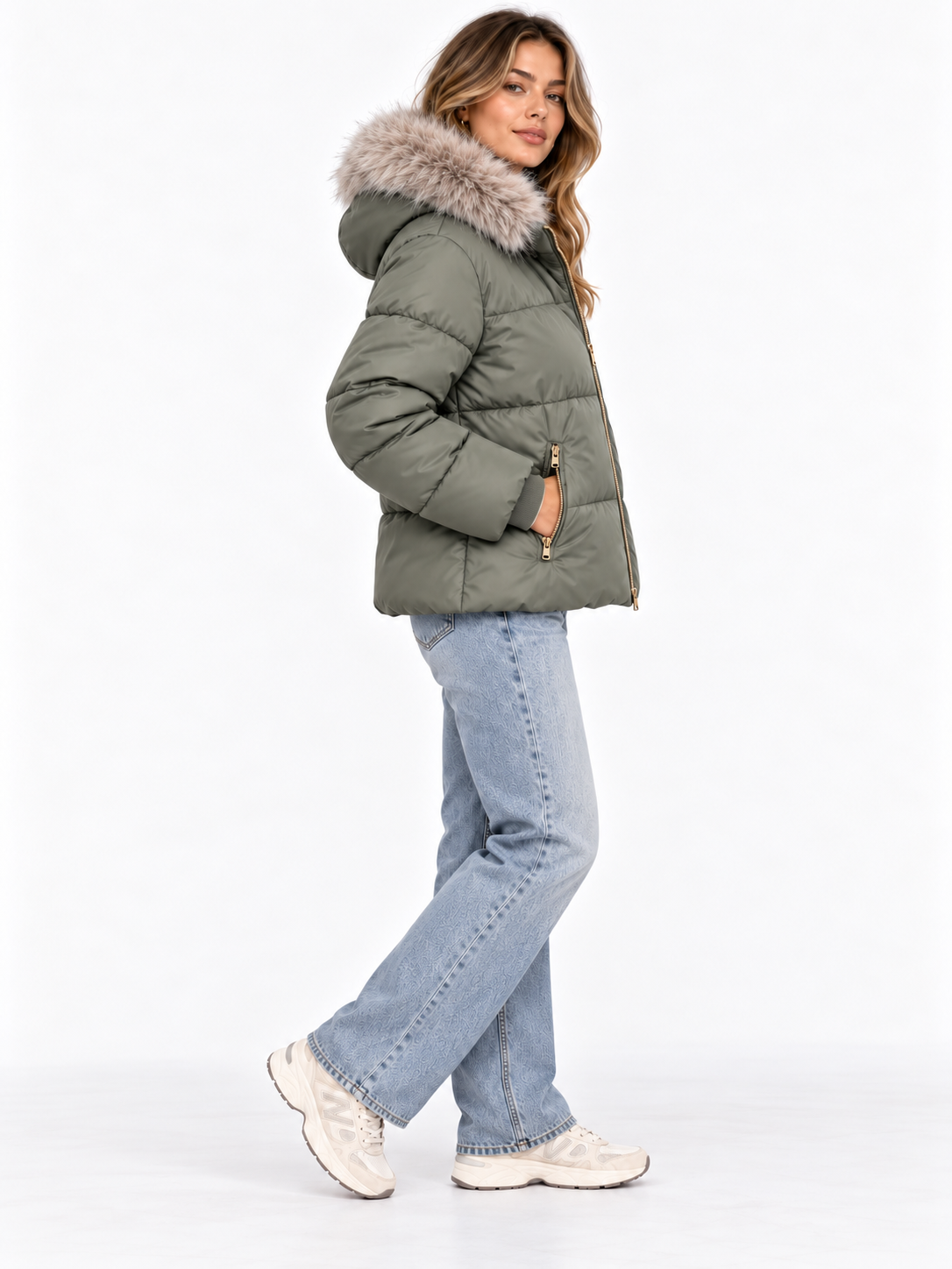 Giubbotto donna Cora verde salvia indossato con jeans, vista laterale a figura intera.