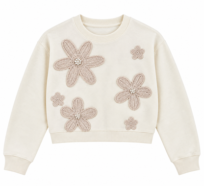 Maglia donna crop panna 8090 su fondo bianco, con girocollo, maniche lunghe e applicazioni floreali beige rosato con dettagli perlati sul davanti.