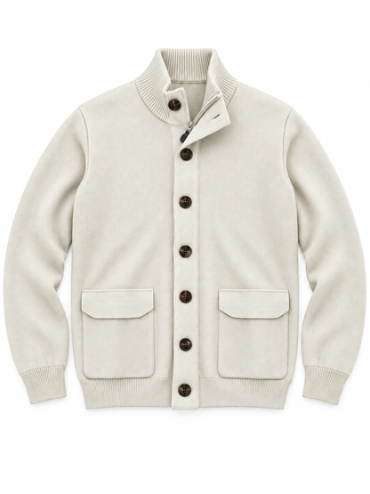 Cardigan uomo Moro 500 color burro, vista frontale con zip, bottoni scuri, collo coreano e tasche con pattina.

