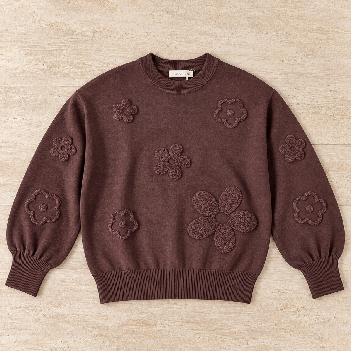 Maglia donna 622 Bluoltre cioccolato con fiori in rilievo, vista frontale del capo steso
