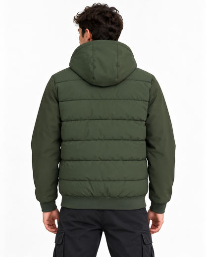 Piumino uomo Clark Tiffosi verde scuro indossato, vista posteriore con cappuccio e trapuntatura orizzontale.