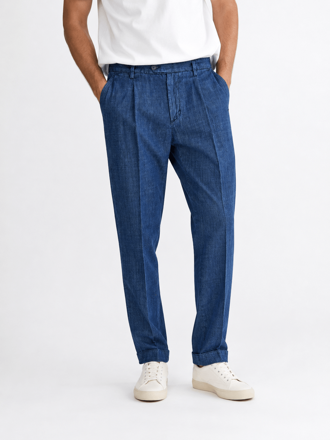 Jeans sartoriale uomo Made in Italy con pince e tasche americane – vista frontale indossato da modello - MEJ Frarò