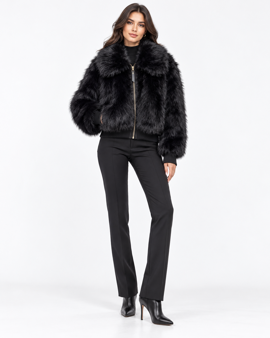 Giubbotto donna in eco pelliccia corto Animalo Tiffosi, indossato con pantaloni neri e stivaletti.