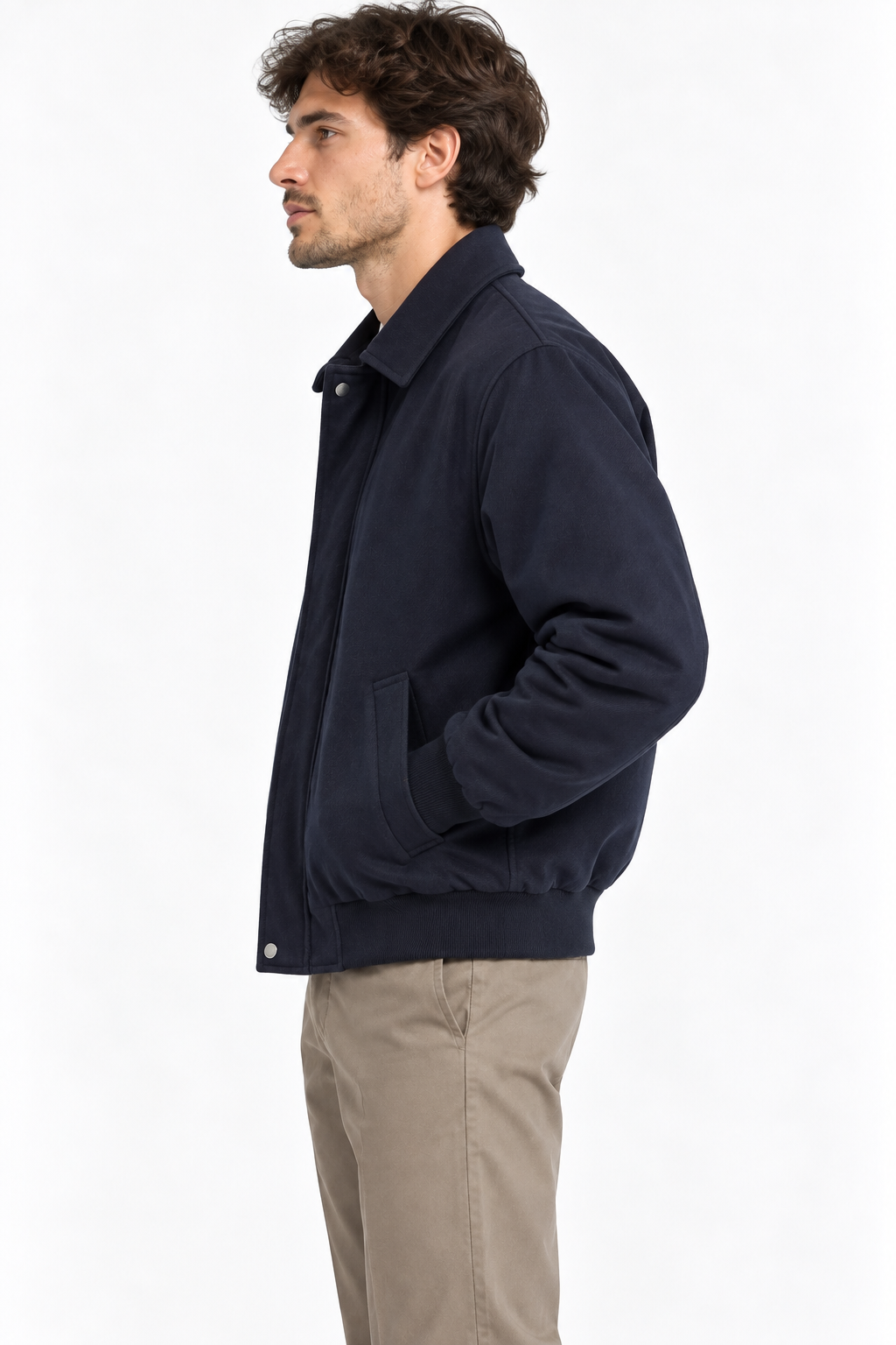 Giacca invernale, cappotto uomo Cohen blu scuro indossata, vista laterale con colletto classico e fondo a costine.