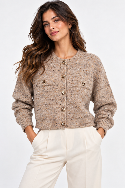 Cardigan donna Diadem Tiffosi beige mélange indossato, vista frontale con girocollo e bottoni dorati.
