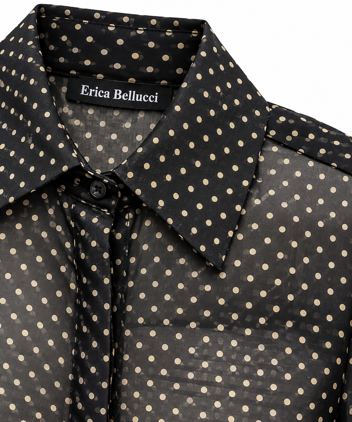Dettaglio del collo francese, del tessuto e della chiusura con bottone della camicia donna nera a pois color fango.