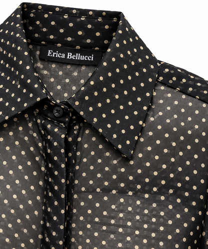 Dettaglio del collo francese, del tessuto e della chiusura con bottone della camicia donna nera a pois color fango.