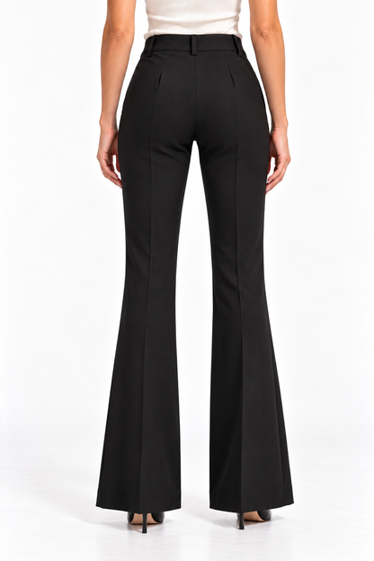 Pantalone donna a zampa Erica Bellucci nero indossato, vista posteriore della vita alta e delle gambe svasate.