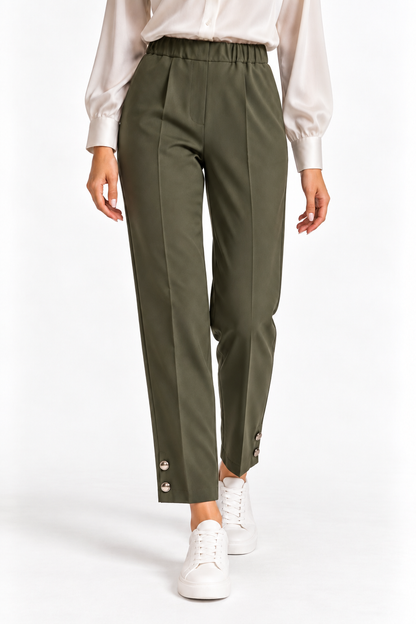 Pantalone Capri donna verde scuro indossato, vista frontale con vita elasticizzata e bottoni sul fondo.