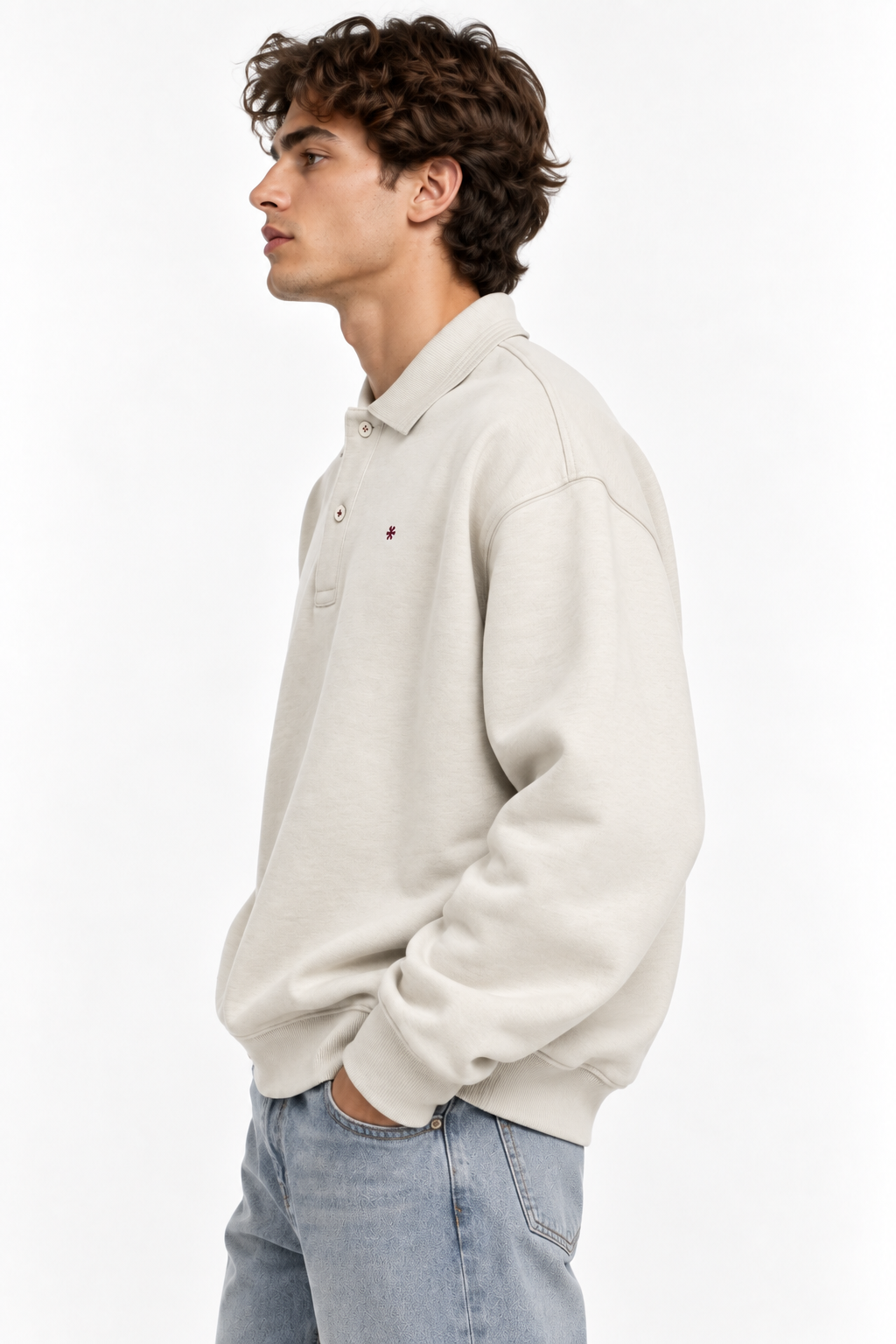 Polo uomo Valencia beige a manica lunga indossata, vista laterale con spalla scesa e polsino a costina.