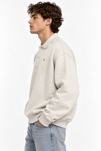 Polo uomo Valencia beige a manica lunga indossata, vista laterale con spalla scesa e polsino a costina.