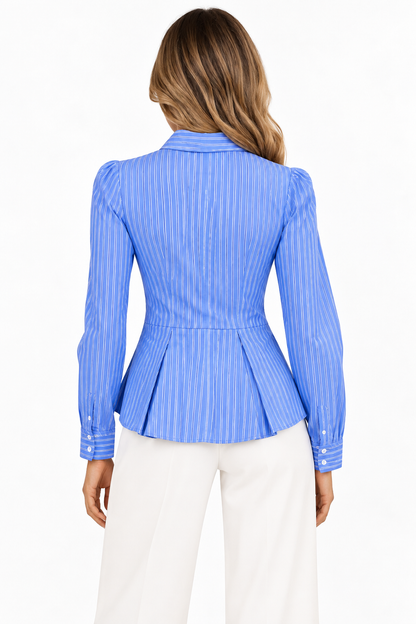 Camicia donna a righe celeste e bianco Coroa – vestibilità avvitata, taglio punto vita con fondo ampio - vista posteriore indossata da modella.