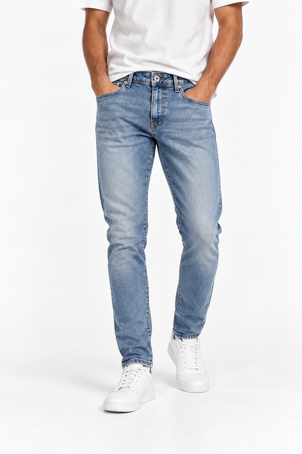 Jeans uomo Tiffosi Dylan_125 blu chiaro slim fit indossati, vista frontale con schiariture sulle cosce e sneaker bianche.