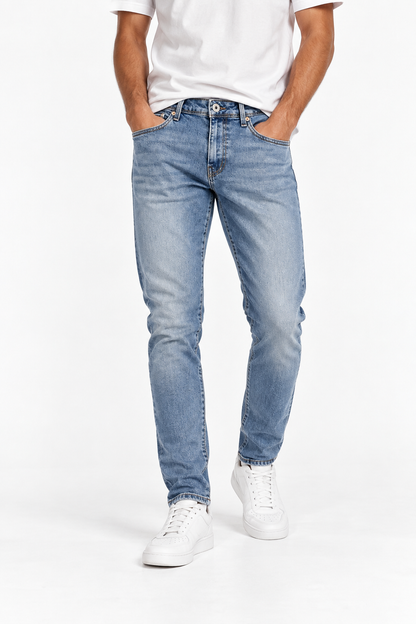 Jeans uomo Tiffosi Dylan_125 blu chiaro slim fit indossati, vista frontale con schiariture sulle cosce e sneaker bianche.