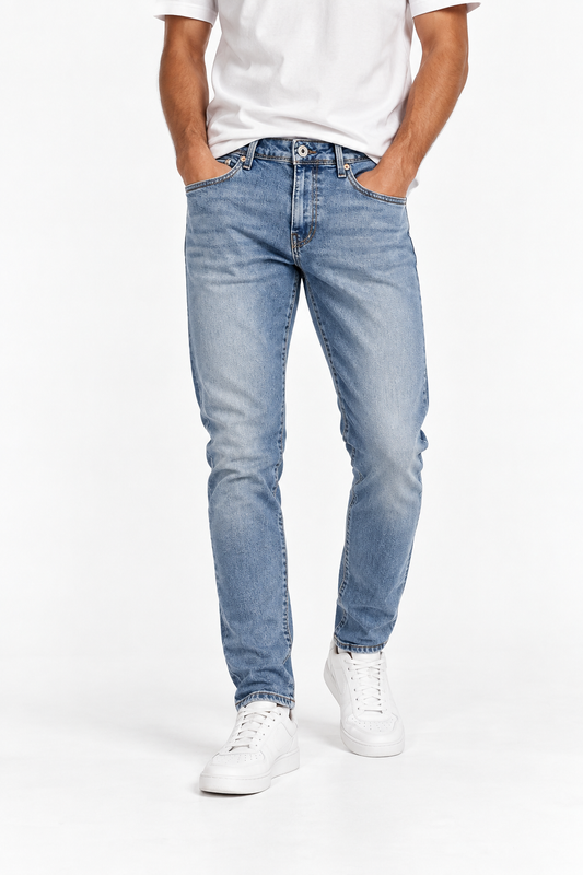 Jeans uomo Tiffosi Dylan_125 blu chiaro slim fit indossati, vista frontale con schiariture sulle cosce e sneaker bianche.