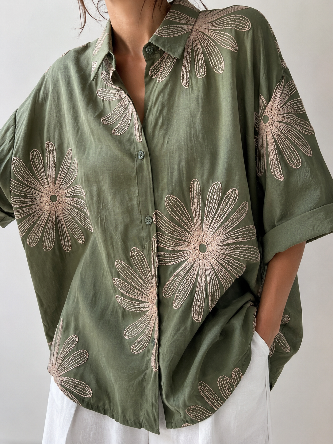 Camicia donna manica corta in TENCEL® colore verde militare, vestibilità ampia, vista per intero indossata – Frarò

