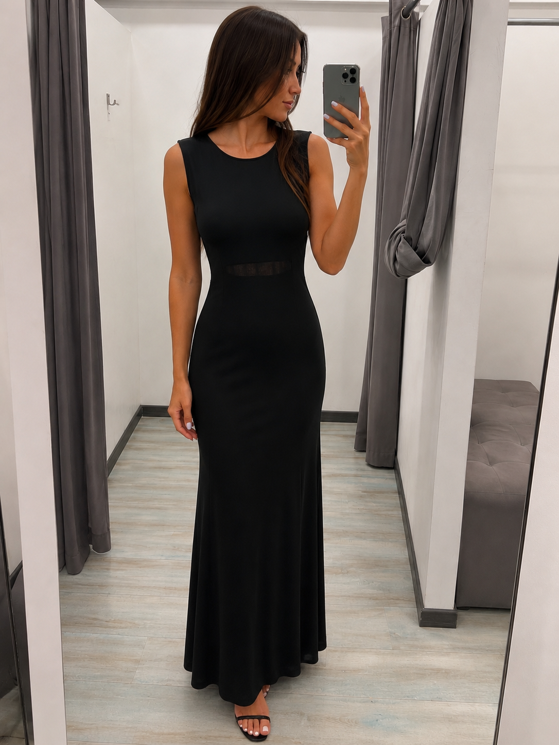 "Abito Lungo elegante donna in nero vista frontale, indossato da modella colore nero, elegante design italiano con dettagli raffinati"