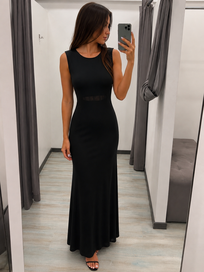 "Abito Lungo elegante donna in nero vista frontale, indossato da modella colore nero, elegante design italiano con dettagli raffinati"