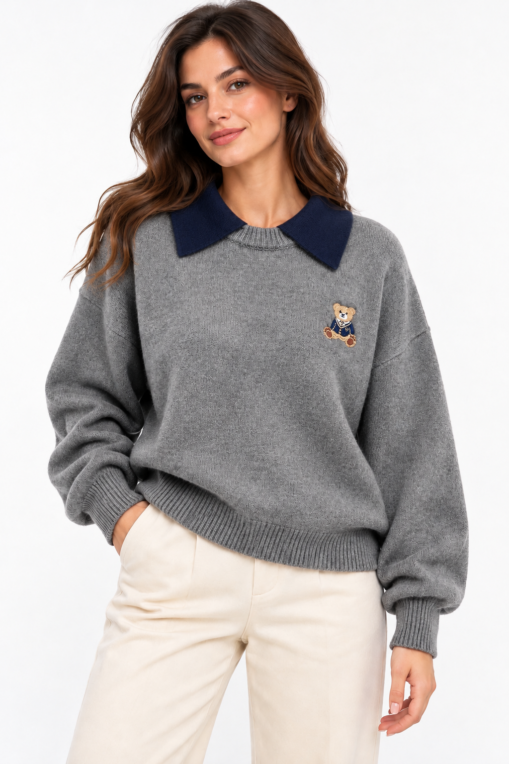 Maglione donna Teddy grigio oversize, indossato frontalmente, con colletto blu scuro e orsetto ricamato.
