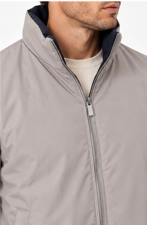 Dettaglio del giubbotto uomo reversibile Cayo Tiffosi beige con collo alla coreana e chiusura zip