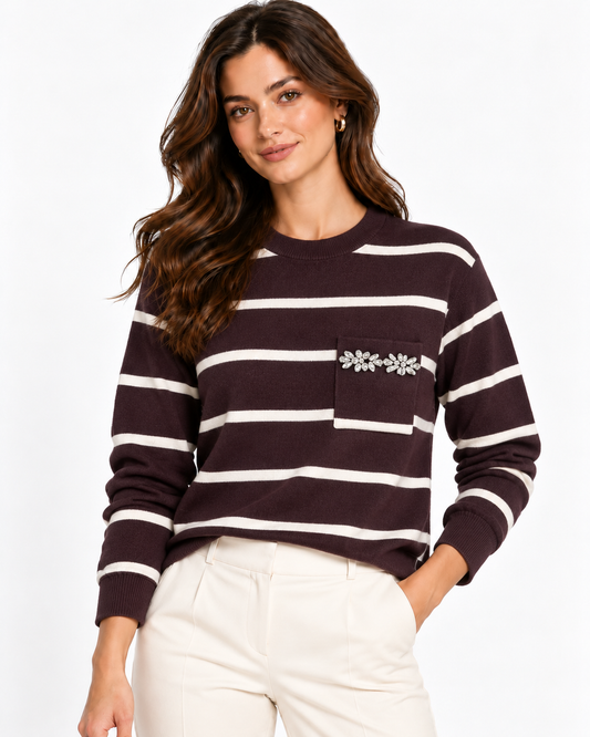 Maglia donna 458 cioccolato a righe chiare, indossata frontalmente, con taschino gioiello sul petto.