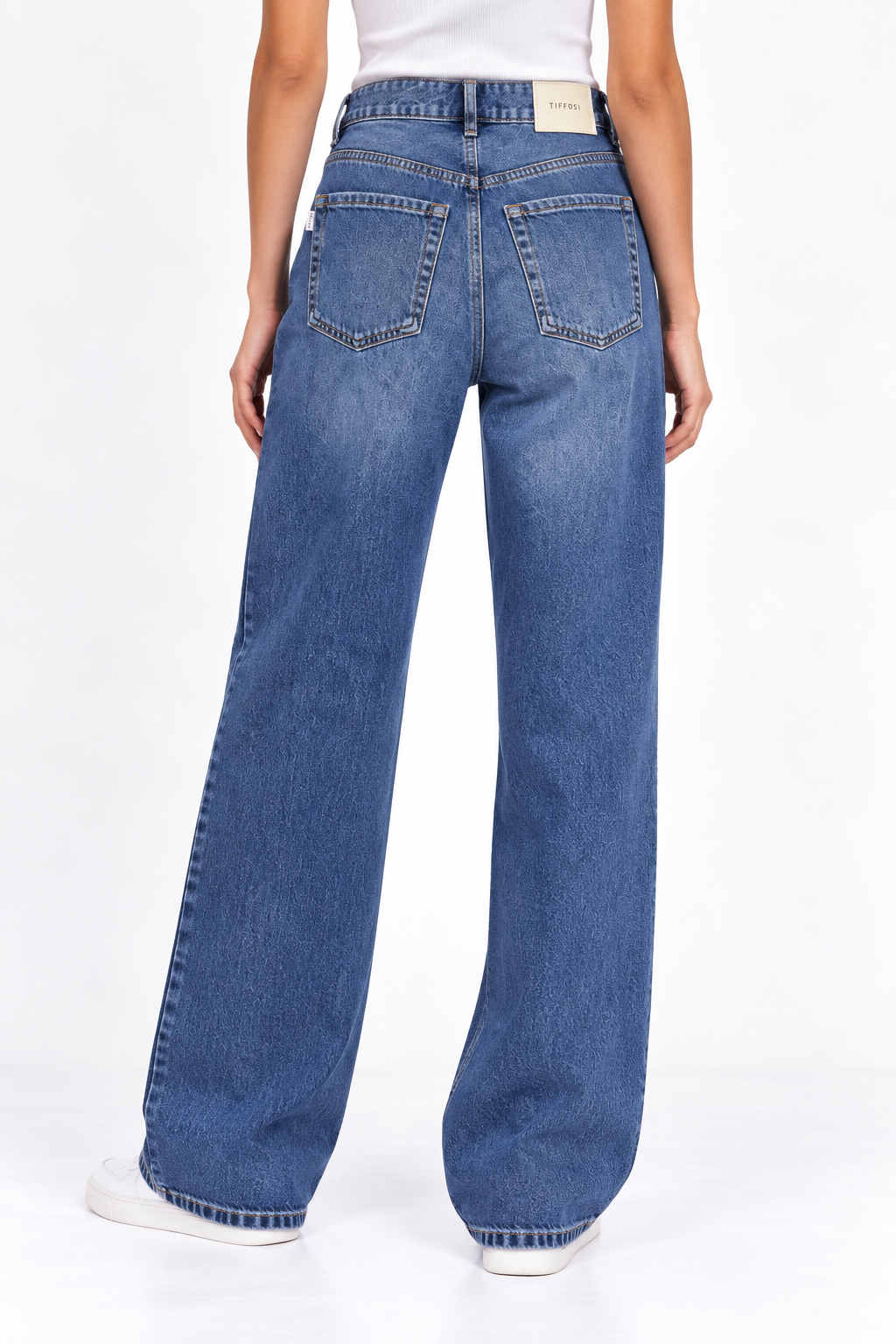 Vista posteriore jeans donna blu denim wide leg Celine 10 Frarò, tasche posteriori ampie e silhouette a gamba larga, indossato.