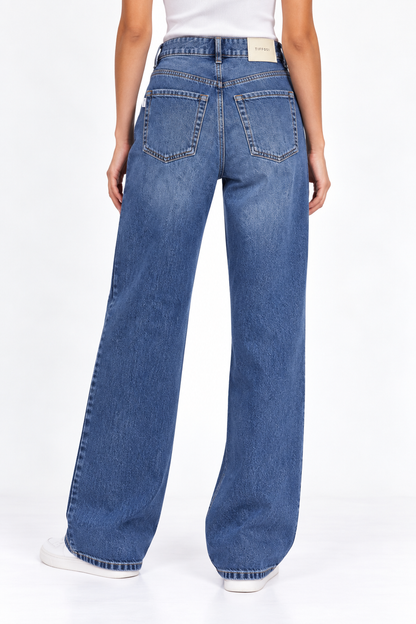 Vista posteriore jeans donna blu denim wide leg Celine 10 Frarò, tasche posteriori ampie e silhouette a gamba larga, indossato.