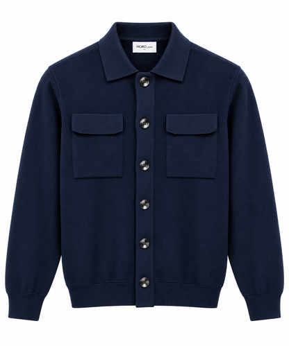 “Cardigan uomo 501 Moro dark blu, vista frontale del capo con collo polo, bottoni e tasche sul petto”