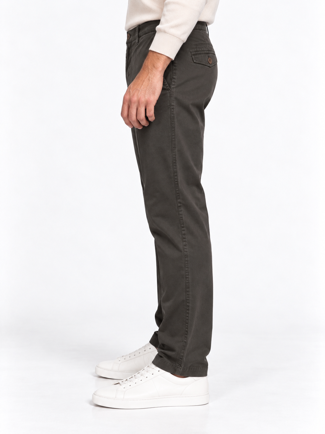 Pantalone uomo invernale Moro 705 in tonalità scura, indossato di lato, con tasca anteriore e pattina posteriore.