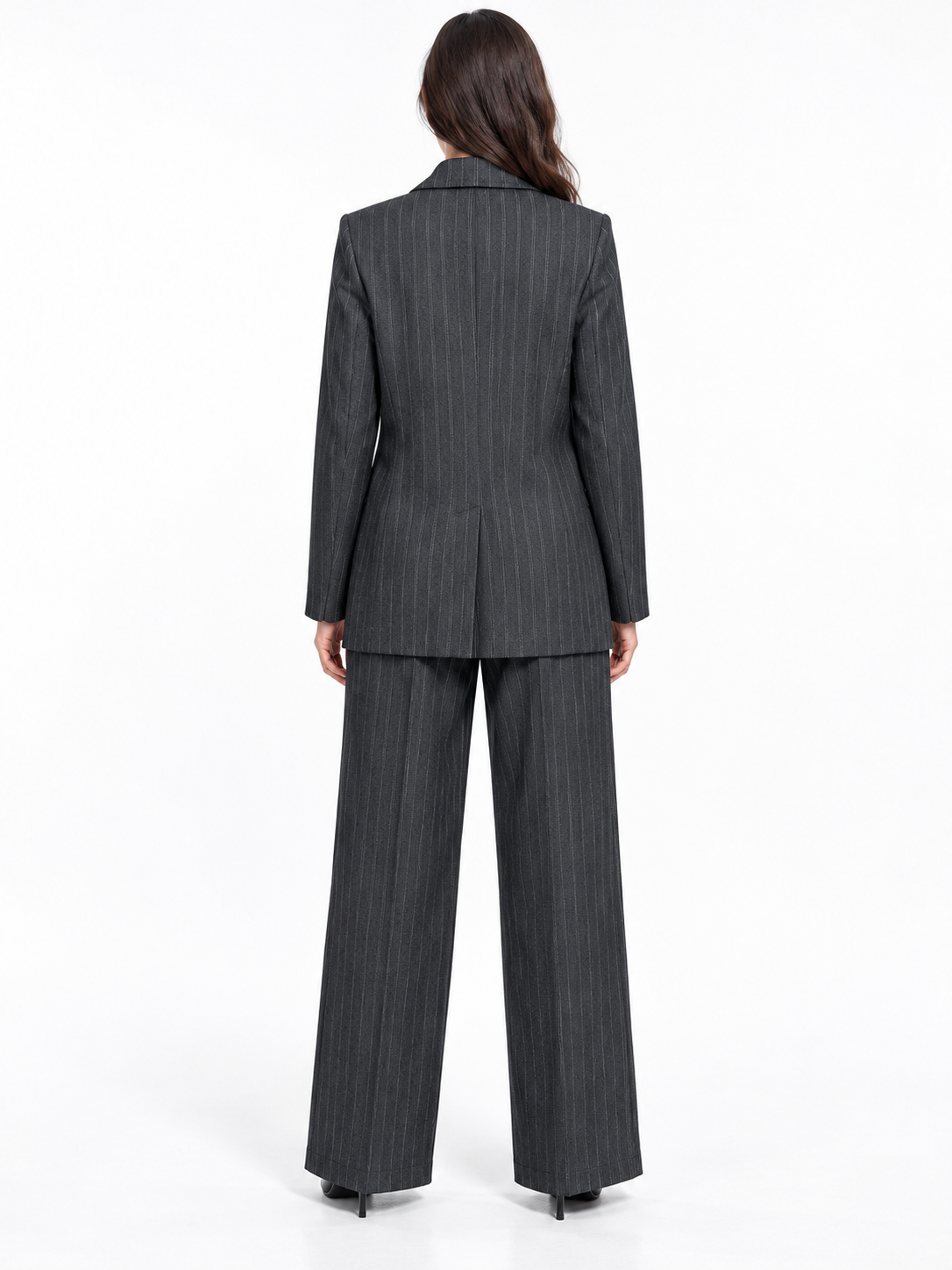  Tailleur donna gessato 513 Erica Bellucci, vista posteriore della giacca e del pantalone palazzo.