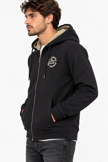 Felpa uomo Gray Tiffosi nera indossata di tre quarti, con tasche frontali e cappuccio foderato beige