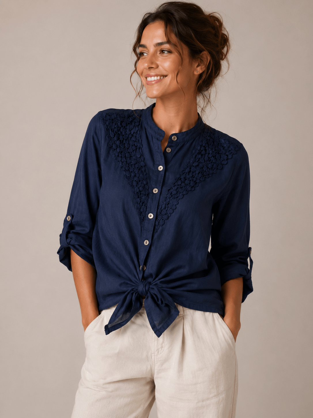 Camicia donna collo coreano manica 3/4 colore bluett in cotone leggero - indossata da modella - vista laterale -  Made in Italy – Frarò
