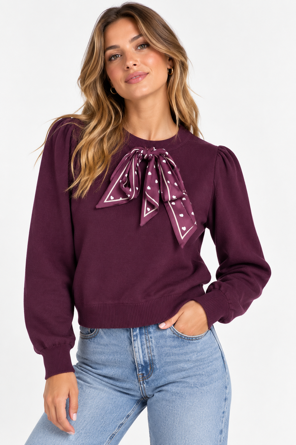 Maglia donna 894 bordeaux indossata frontalmente, con girocollo, foulard annodato con fantasia a cuori e maniche lunghe a sbuffo sulla spalla.