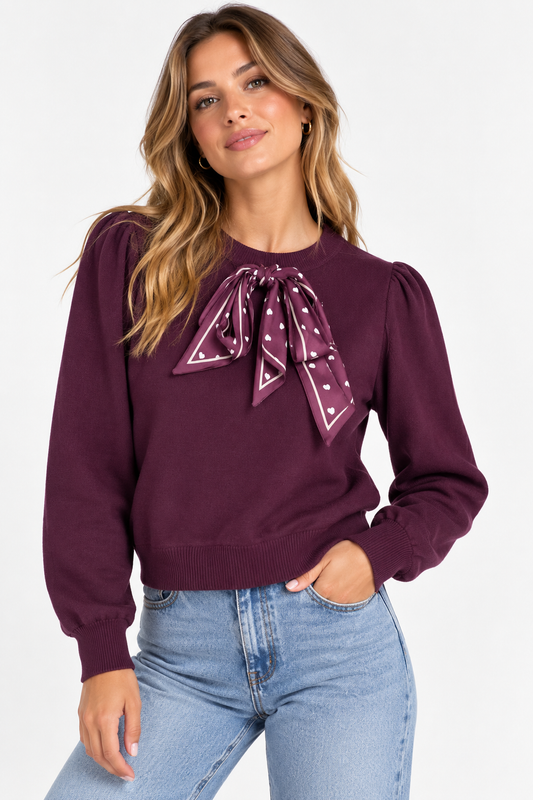 Maglia donna 894 bordeaux indossata frontalmente, con girocollo, foulard annodato con fantasia a cuori e maniche lunghe a sbuffo sulla spalla.