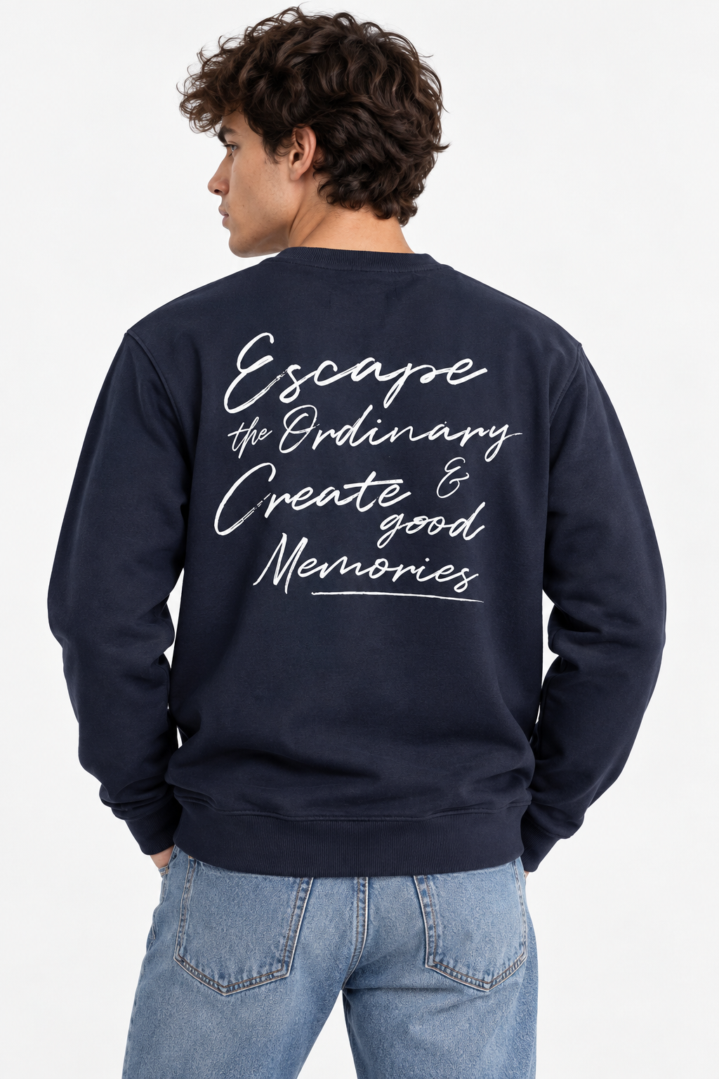 Felpa uomo Filipe Tiffosi blu navy vista posteriormente, con stampa bianca “Escape the Ordinary Create & good Memories” sulla schiena.