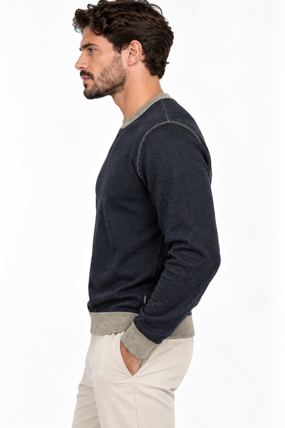 Maglia uomo Tadeu blu melange vista di profilo, con maniche lunghe e dettagli beige a contrasto su collo e polso