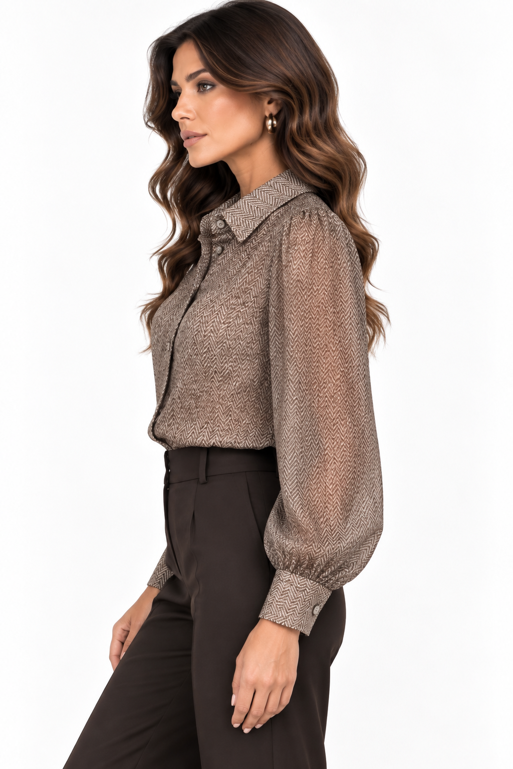 Camicia donna in fantasia spigata Erica Bellucci vista di profilo, con manica lunga leggermente voluminosa e polsino ampio con bottoni.
